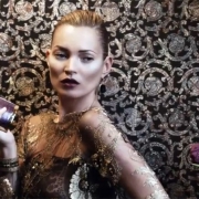 Kate Moss Ferragamo 2012-es őszi-téli kollekciójában pózol