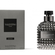 A Valentino Uomo Intense a szépség világába kalauzolja el a Valentino férfit