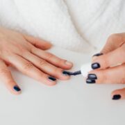 Mi az a gél lakk és hogyan működik? A tartós manikűr titka