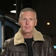 Plasztikával éveket fiatalodott a magyar JamesBond – képekkel